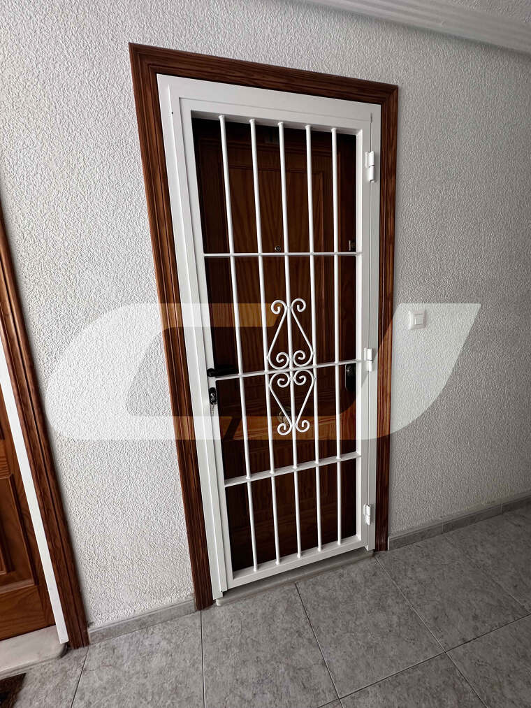 CONTRA-PUERTA DE HIERRO