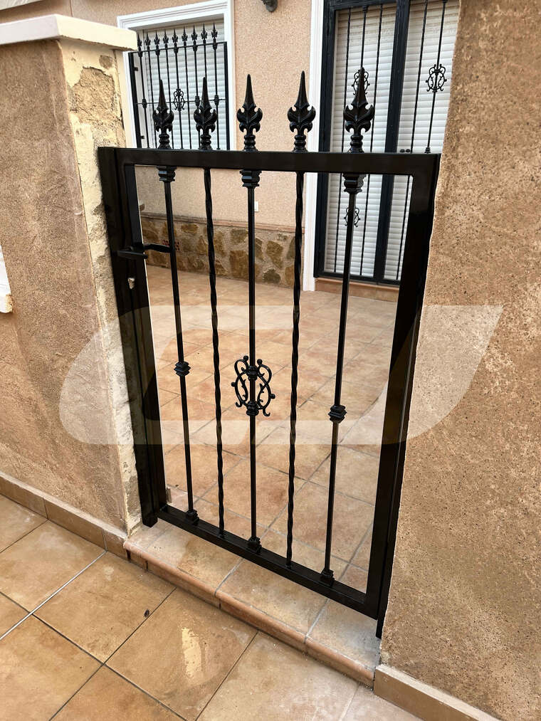 PUERTA DE JARDIN CON LANZAS