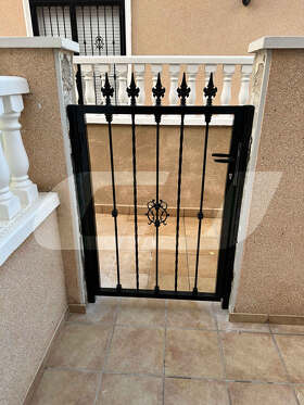 PUERTA DE JARDIN CON LANZAS