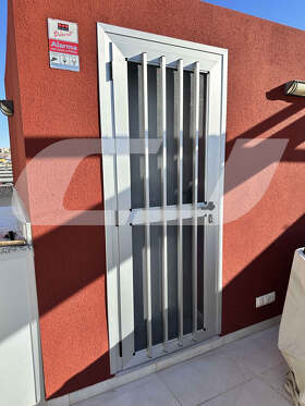 PUERTA DE ALUMINIO CON MOSQUITERA