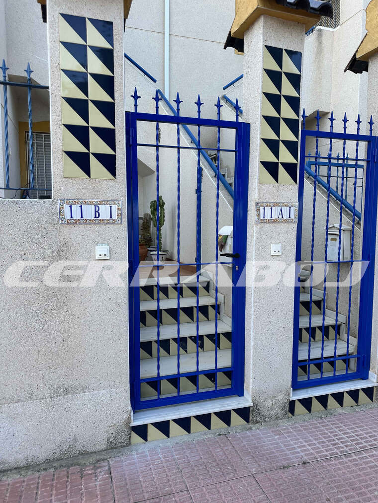 PUERTA DE JARDIN CON LANZAS